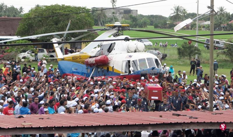 逾千名乡亲及民众蜂拥至吉打州一所小学操场,迎接阿迪的遗体回乡安葬。(星洲日报) 逾千名乡亲及民众蜂拥至吉打州一所小学操场,迎接阿迪的遗体回乡安葬。(星洲日报)