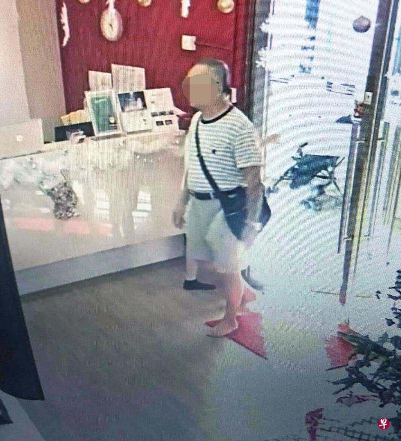 一名身穿蓝白条纹T恤和浅褐色短裤的老汉被拍到走进托儿所。(取自面簿) 一名身穿蓝白条纹T恤和浅褐色短裤的老汉被拍到走进托儿所。(取自面簿)
