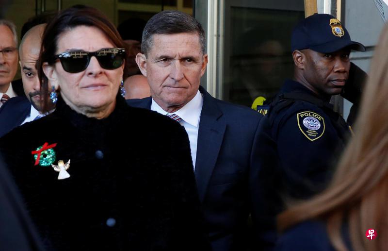 2018年12月18日,美国前国家安全顾问迈克尔·弗林在美国华盛顿地区法院法官推迟判决后步出法庭。(路透社) 2018年12月18日,美国前国家安全顾问迈克尔·弗林在美国华盛顿地区法院法官推迟判决后步出法庭。(路透社)