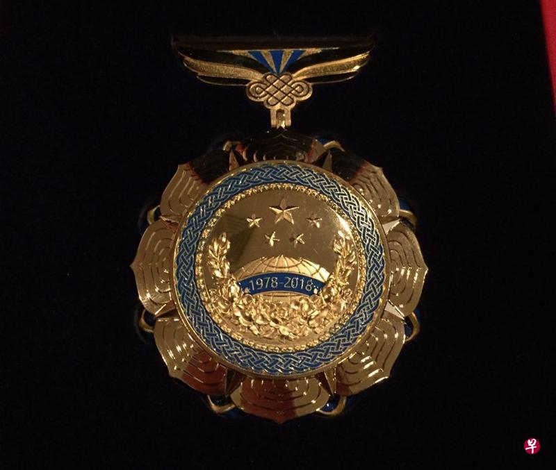 中国官方昨天颁发10枚“中国改革友谊奖章”给对改革开放有杰出贡献的外籍人士。(陈庆鏻提供) 中国官方昨天颁发10枚“中国改革友谊奖章”给对改革开放有杰出贡献的外籍人士。(陈庆鏻提供)