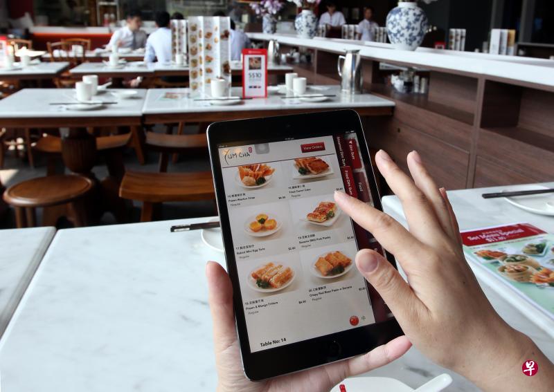 在“中小企业数码化计划”下,食品服务领域可采纳的预先批准方案包括数码点餐与付款方案。(档案照片) 在“中小企业数码化计划”下,食品服务领域可采纳的预先批准方案包括数码点餐与付款方案。(档案照片)
