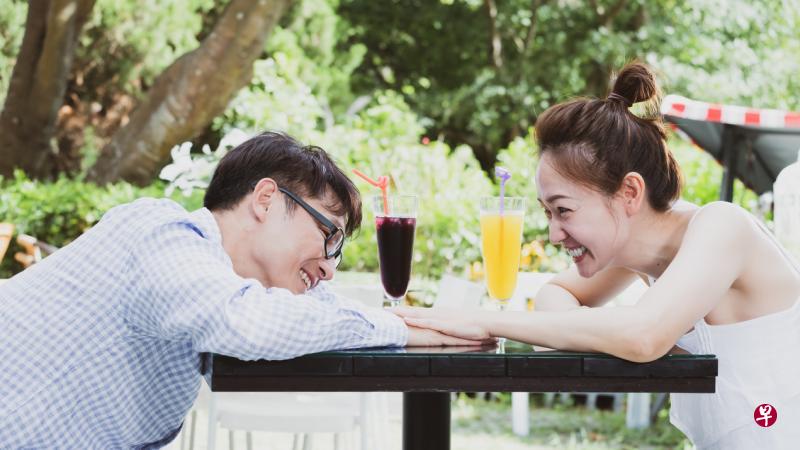 谢祖武（左）和潘慧如演初恋桥段，自称25岁年轻人很“害羞”。