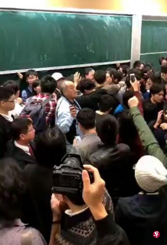 活动进行20多分钟时,数十名学生突然闯入课室包围讲台前的江宜桦。(面簿视频截图) 活动进行20多分钟时,数十名学生突然闯入课室包围讲台前的江宜桦。(面簿视频截图)