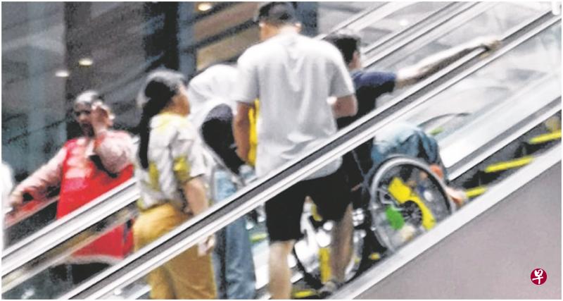 有人被拍到在裕廊东的西城把轮椅推上电动扶梯,建设局发言人呼吁体格健全者多用电动扶梯,腾出电梯空间,让行动不便者使用。(受访者提供) 有人被拍到在裕廊东的西城把轮椅推上电动扶梯,建设局发言人呼吁体格健全者多用电动扶梯,腾出电梯空间,让行动不便者使用。(受访者提供)