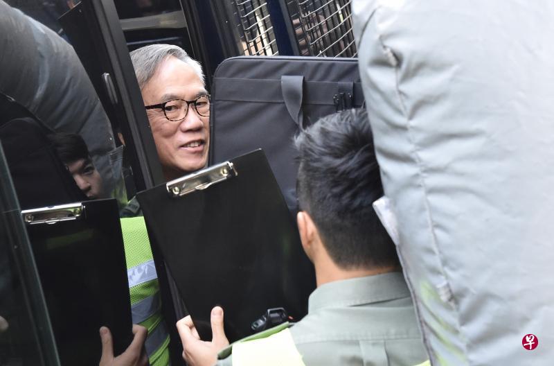 曾荫权昨早由囚车押送至终审法院。(香港中通社) 曾荫权昨早由囚车押送至终审法院。(香港中通社)