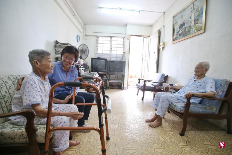 谢晓萍(中)每周会探访失智症姐妹郑来丽(左)和郑来旺两至三次,陪她们聊天,查看她们的健康状况。(谢智扬摄) 谢晓萍(中)每周会探访失智症姐妹郑来丽(左)和郑来旺两至三次,陪她们聊天,查看她们的健康状况。(谢智扬摄)