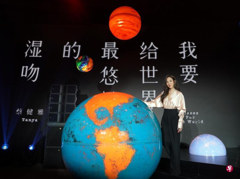 蔡健雅昨天在北京举行发片记者会,包括林俊杰在内的10名男艺人录VCR献上祝福。(环球音乐提供) 蔡健雅昨天在北京举行发片记者会,包括林俊杰在内的10名男艺人录VCR献上祝福。(环球音乐提供)