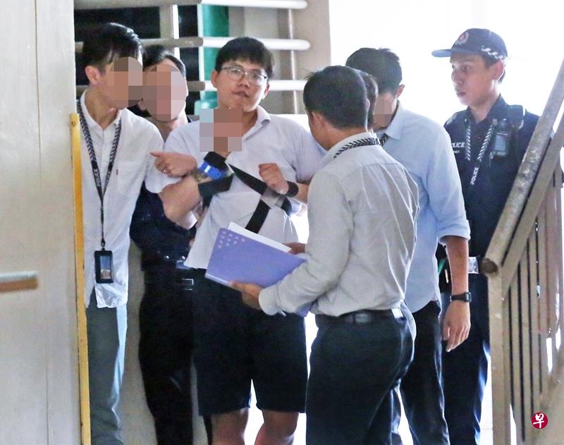 被告一脸不悦地向媒体比中指,宣泄不满。(洪璐华摄) 被告一脸不悦地向媒体比中指,宣泄不满。(洪璐华摄)