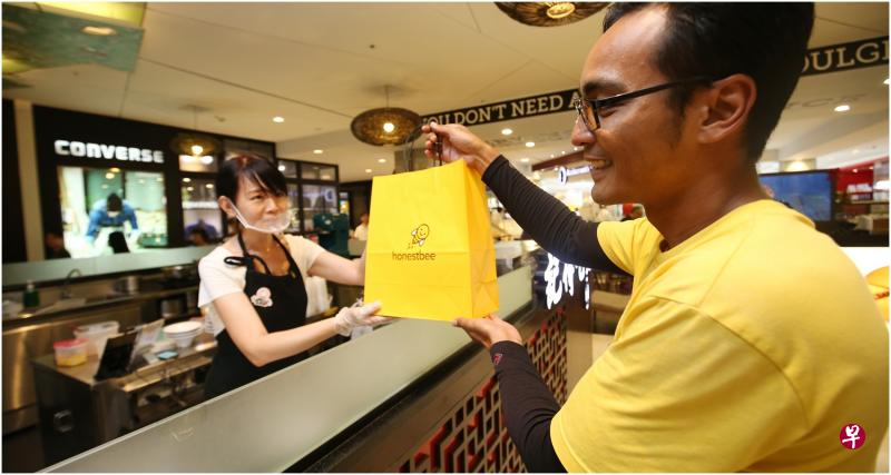 甜品店借助送餐服务平台卖汤圆,为顾客提供便利。 甜品店借助送餐服务平台卖汤圆,为顾客提供便利。