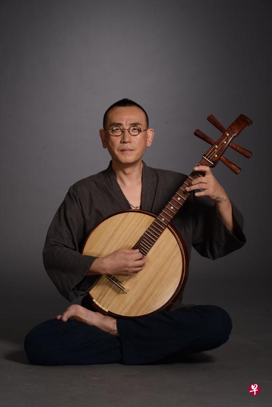 中国中阮演奏家冯满天从阮琴中找到东方美学。(滨海艺术中心提供) 中国中阮演奏家冯满天从阮琴中找到东方美学。(滨海艺术中心提供)