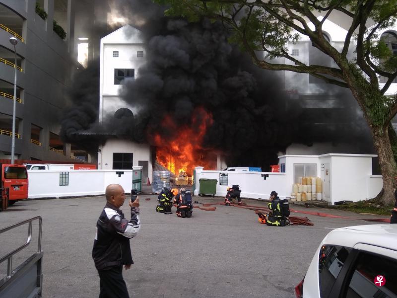 能多洁荣业位于麦波申的公司昨早发生火患,火势非常猛烈,赶抵现场的民防人员准备动用水柱为货仓灭火。(受访者提供) 能多洁荣业位于麦波申的公司昨早发生火患,火势非常猛烈,赶抵现场的民防人员准备动用水柱为货仓灭火。(受访者提供)