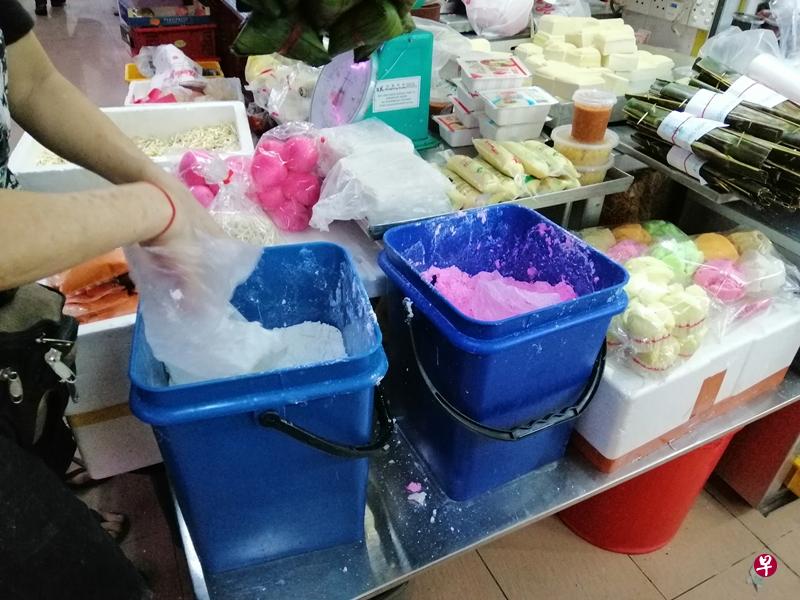 摊贩黄女士表示,从昨天开始就售卖有馅料 的汤圆和红白两款的糯米粉。(蔡玮励摄) 摊贩黄女士表示,从昨天开始就售卖有馅料 的汤圆和红白两款的糯米粉。(蔡玮励摄)