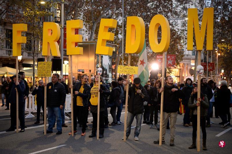 在巴塞罗那街头,一些加泰罗尼亚独派示威者高举“独立”英文字母。(法新社) 在巴塞罗那街头,一些加泰罗尼亚独派示威者高举“独立”英文字母。(法新社)