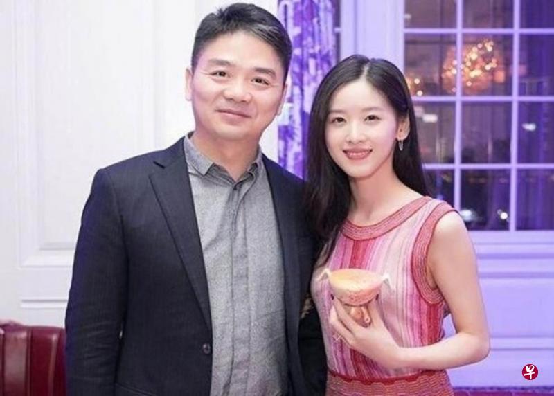 刘强东(左)承认他的行为给妻子章泽天和家人造成巨大伤害,他为此感到自责和后悔,并已第一时间向妻子坦承事实。(互联网) 刘强东(左)承认他的行为给妻子章泽天和家人造成巨大伤害,他为此感到自责和后悔,并已第一时间向妻子坦承事实。(互联网)