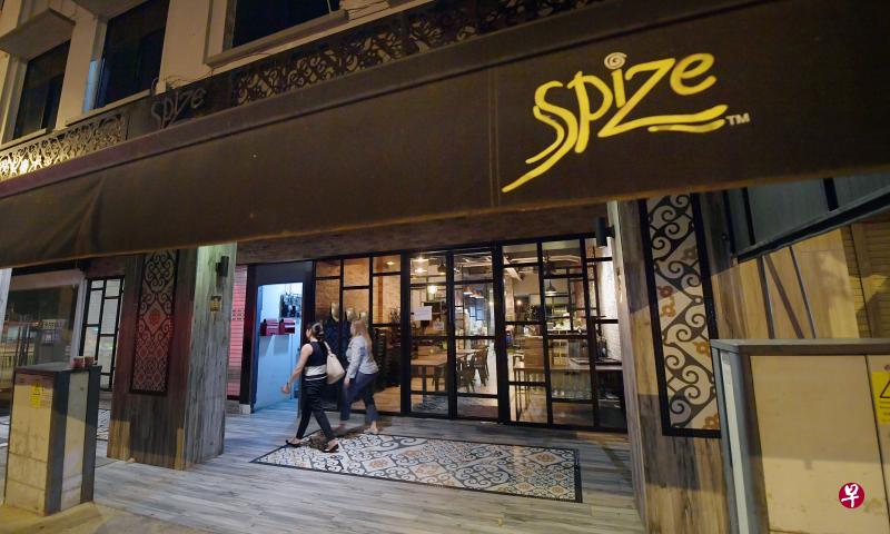　已停业的里峇峇利路Spize餐馆11月上旬发生大规模食物中毒事件，82人在用餐后陆续出现不适，其中47人住院治疗，一人不幸死亡。国家环境局已取消该分店的营业执照，并准备向业者提告。（档案照片）