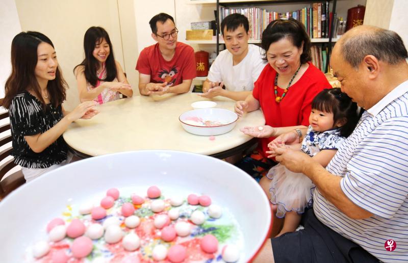 翁墁熔(右三)坚持每年冬至,一家人都要吃汤圆和围桌吃饭,丈夫曾宪民(右一)昨天抱着15个月大的孙女跟大家一起搓汤圆。右四起为曾家小儿子曾锦鸿、大儿子曾锦河、媳妇刘欣怡和亲戚盖静。(邬福梁摄) 翁墁熔(右三)坚持每年冬至,一家人都要吃汤圆和围桌吃饭,丈夫曾宪民(右一)昨天抱着15个月大的孙女跟大家一起搓汤圆。右四起为曾家小儿子曾锦鸿、大儿子曾锦河、媳妇刘欣怡和亲戚盖静。(邬福梁摄)