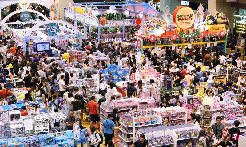 不少公众趁着圣诞节前最后一个周末,赶往商场为亲友购买礼物。(林泽锐摄) 不少公众趁着圣诞节前最后一个周末,赶往商场为亲友购买礼物。(林泽锐摄)