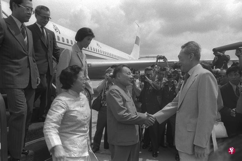 1978年11月12日，邓小平率领中国政府代表团到访新加坡。（档案照片）