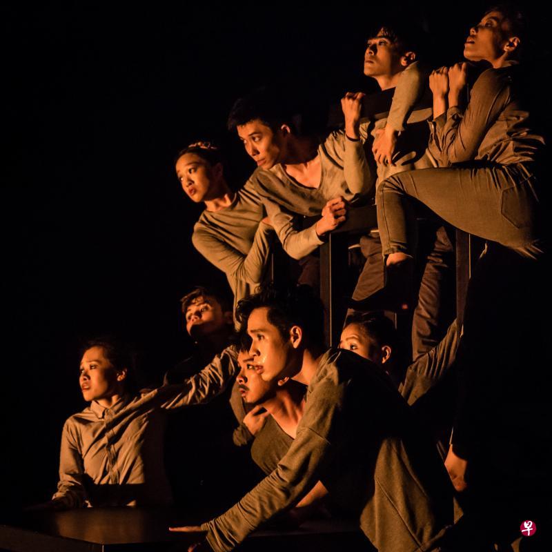 九年剧场与舞人舞团合作的《咔嚓卡夫卡!》是对戏剧和舞蹈的重释。(九年剧场提供) 九年剧场与舞人舞团合作的《咔嚓卡夫卡!》是对戏剧和舞蹈的重释。(九年剧场提供)