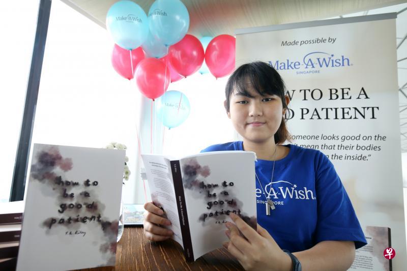 患有多种免疫系统疾病和骨质疏松症的林妤旂,在新加坡许愿基金的帮助下成功圆梦出书,希望能提高人们对年轻人患慢性疾病的认识。(梁麒麟摄) 患有多种免疫系统疾病和骨质疏松症的林妤旂,在新加坡许愿基金的帮助下成功圆梦出书,希望能提高人们对年轻人患慢性疾病的认识。(梁麒麟摄)