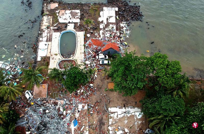 此次巽他海啸来袭,爪哇岛万丹省卡里塔海滩首当其冲,海边民房全被海浪摧毁,砖瓦散落一地,现场一片狼藉。(法新社) 此次巽他海啸来袭,爪哇岛万丹省卡里塔海滩首当其冲,海边民房全被海浪摧毁,砖瓦散落一地,现场一片狼藉。(法新社)