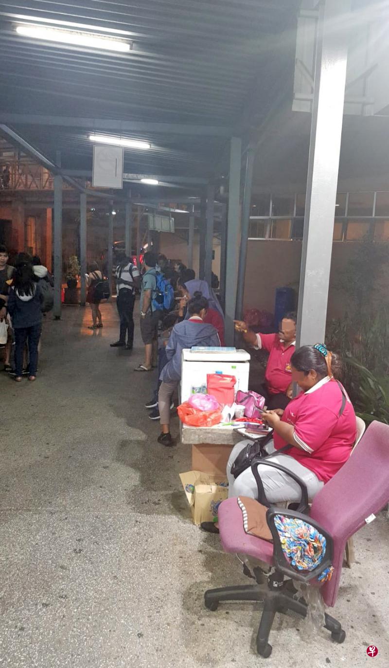 全车21人被丢弃在新山关卡。(受访者提供) 全车21人被丢弃在新山关卡。(受访者提供)