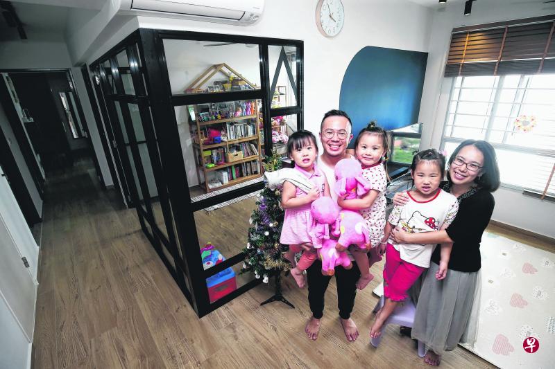 蒲文昌和妻子赖欣莉及女儿蒲卓恩(右二)、蒲卓萱(左一)和蒲卓莹刚搬入亨德申路新居,希望在新的一年有更多时间照顾和陪伴住在附近的父母。 蒲文昌和妻子赖欣莉及女儿蒲卓恩(右二)、蒲卓萱(左一)和蒲卓莹刚搬入亨德申路新居,希望在新的一年有更多时间照顾和陪伴住在附近的父母。