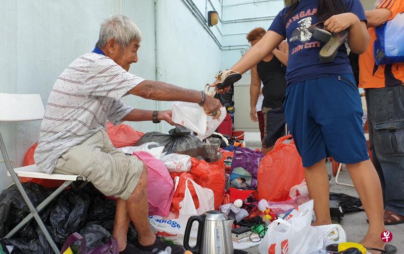 “阿公”杨锡镇在友诺士弯贩卖二手货,每样只卖一两元。 “阿公”杨锡镇在友诺士弯贩卖二手货,每样只卖一两元。