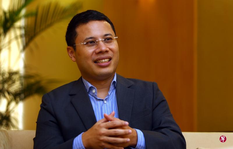 领导新加坡开埠200周年纪念活动工作小组的李智陞,日前接受了《联合早报》专访。(萧紫薇摄) 领导新加坡开埠200周年纪念活动工作小组的李智陞,日前接受了《联合早报》专访。(萧紫薇摄)