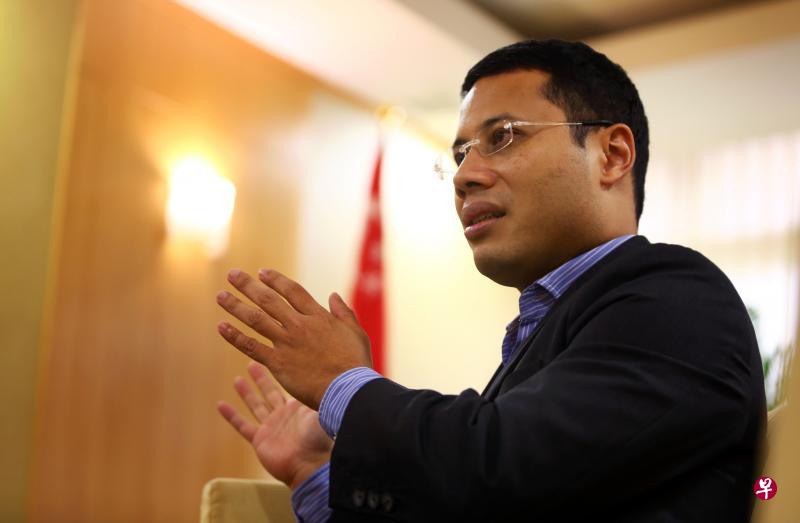 领导纪念活动工作小组的社会及家庭发展部长李智陞指出,政府和270多个社区伙伴明年将举办一系列纪念活动,以不同方式述说新加坡700多年历史,让国人深入了解岛国的变迁与发展。(萧紫薇摄) 领导纪念活动工作小组的社会及家庭发展部长李智陞指出,政府和270多个社区伙伴明年将举办一系列纪念活动,以不同方式述说新加坡700多年历史,让国人深入了解岛国的变迁与发展。(萧紫薇摄)