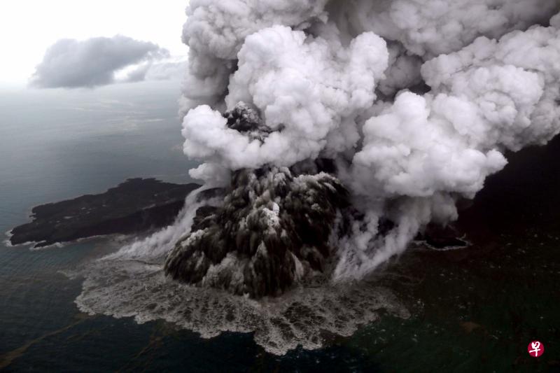 南楠榜岸外巽他海峡中的喀拉喀托之子火山爆发,滚烫的熔岩让海水沸腾,浓稠灰烟猛蹿,令人触目惊心。(法新社) 南楠榜岸外巽他海峡中的喀拉喀托之子火山爆发,滚烫的熔岩让海水沸腾,浓稠灰烟猛蹿,令人触目惊心。(法新社)