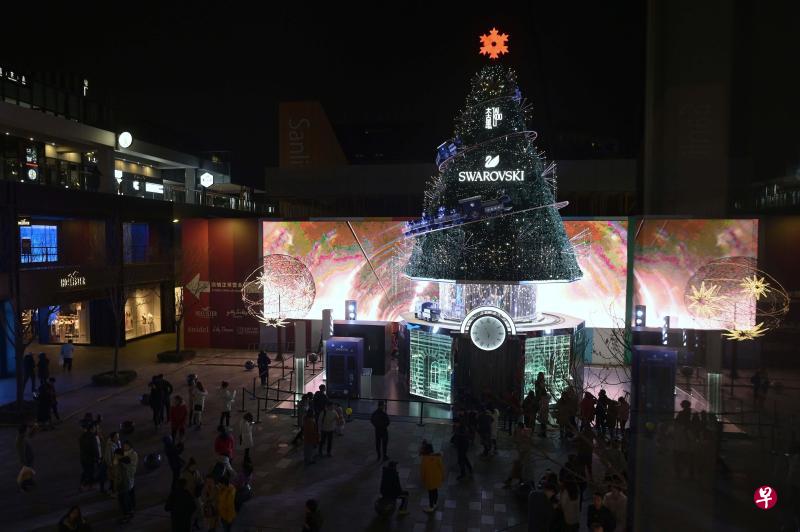 北京一间商场外的圣诞树。(法新社) 北京一间商场外的圣诞树。(法新社)