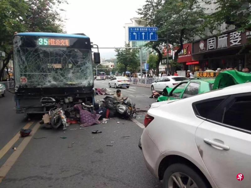 一男子持刀劫持公交车后,沿途冲撞街道行人。(互联网) 一男子持刀劫持公交车后,沿途冲撞街道行人。(互联网)