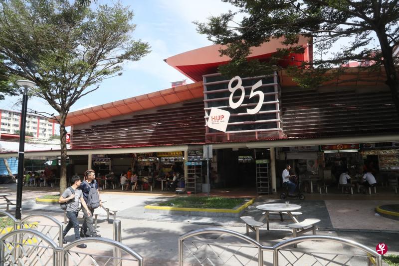 红山巷第85座小贩中心4年前因李显龙总理排队买鸡翅而爆红,年轻女小贩能否闯出一个春天?(吴伟国摄) 红山巷第85座小贩中心4年前因李显龙总理排队买鸡翅而爆红,年轻女小贩能否闯出一个春天?(吴伟国摄)