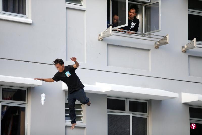 事发时,站在三巴旺组屋五楼墙沿外的男子突然失足,他和手中的水瓶飞坠下楼,还好男子最后跌落在安全气垫上,他过后在清醒的情况下被送院治疗。(谢智扬摄) 事发时,站在三巴旺组屋五楼墙沿外的男子突然失足,他和手中的水瓶飞坠下楼,还好男子最后跌落在安全气垫上,他过后在清醒的情况下被送院治疗。(谢智扬摄)