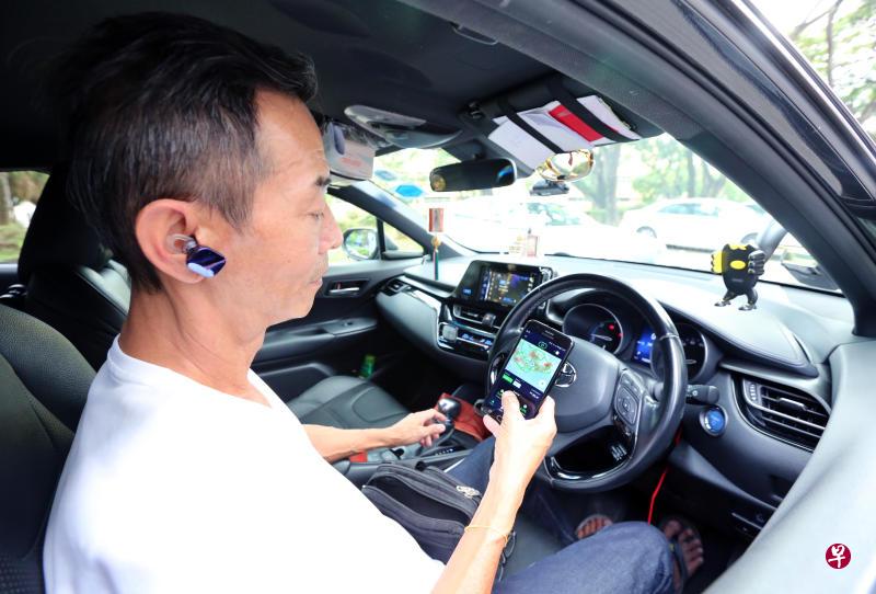 改当私召车司机后,手机便成刘振昌每天工作不可或缺的重要工具。(庄耿闻摄) 改当私召车司机后,手机便成刘振昌每天工作不可或缺的重要工具。(庄耿闻摄)