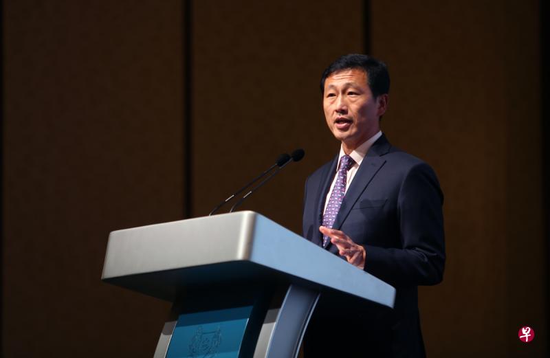 教育部长王乙康宣布，明年4月起，自主学校中低收入家庭学生的助学金将调高。（谢智扬摄）