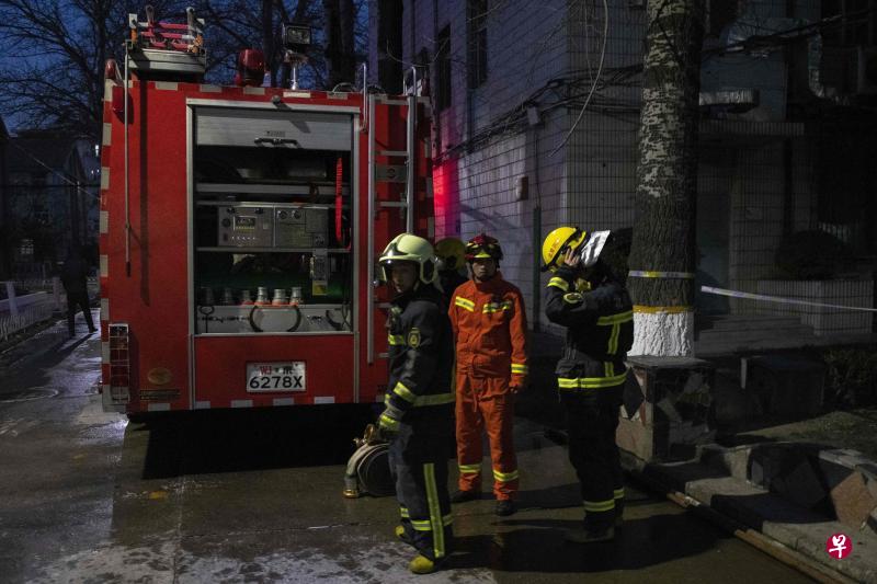 北京消防部门前天上午调派八个消防中队、30部消防车赶赴交通大学爆炸现场救援。(法新社) 北京消防部门前天上午调派八个消防中队、30部消防车赶赴交通大学爆炸现场救援。(法新社)