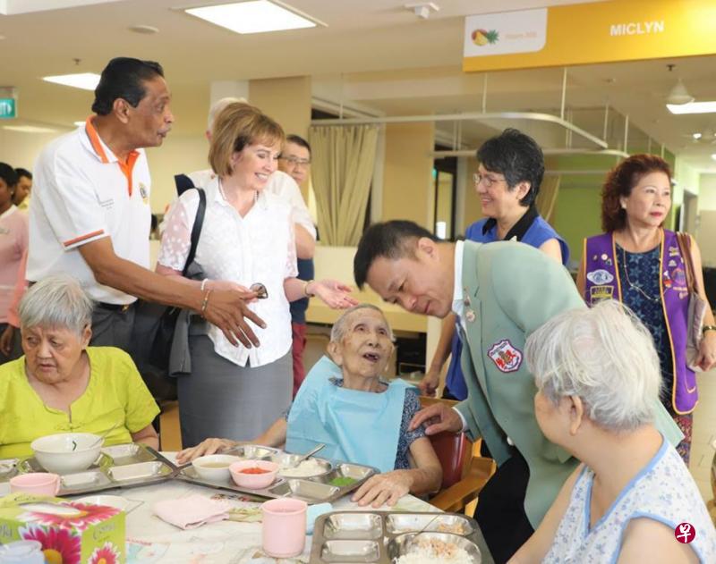 关怀孤独老人是新加坡国际狮子会的成立宗旨之一。 关怀孤独老人是新加坡国际狮子会的成立宗旨之一。