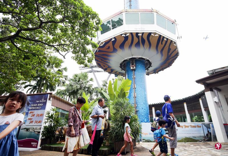 圣淘沙旋转瞭望塔今晚9时结束营业,瞭望塔拆下来后将搬离新加坡,到另一个国家重新组装。(陈渊庄摄) 圣淘沙旋转瞭望塔今晚9时结束营业,瞭望塔拆下来后将搬离新加坡,到另一个国家重新组装。(陈渊庄摄)