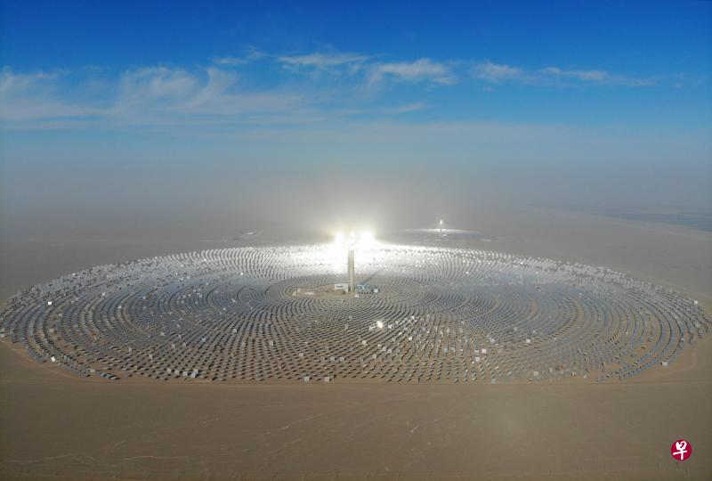 在占地7.8平方公里的场区内,逾1.2万面定日镜以同心圆状围绕260米高的吸热塔,如同盛开在戈壁上的巨大“向日葵”,其通过聚光吸热、储能换热等环节将太阳光转化成电能,为千家万户送去清洁能源。白天,电站吸热塔顶部形成的璀璨光点在数十公里外可见,成为当地一景。(中新社) 在占地7.8平方公里的场区内,逾1.2万面定日镜以同心圆状围绕260米高的吸热塔,如同盛开在戈壁上的巨大“向日葵”,其通过聚光吸热、储能换热等环节将太阳光转化成电能,为千家万户送去清洁能源。白天,电站吸热塔顶部形成的璀璨光点在数十公里外可见,成为当地一景。(中新社)