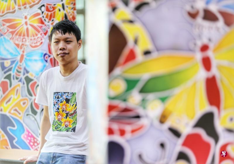 本地峇迪画家谢志明对艺术作品的要求很高,制作过程中稍有不满意,就会重做。照片中墙上图案是他所创作的蝴蝶峇迪画。(林国明摄) 本地峇迪画家谢志明对艺术作品的要求很高,制作过程中稍有不满意,就会重做。照片中墙上图案是他所创作的蝴蝶峇迪画。(林国明摄)