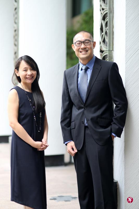 光道小学校长黄帏彬(左)和百德中学校长洪庆仁,前天出席教育部举办的新校长委任仪式,接过委任状。(谢智扬摄) 光道小学校长黄帏彬(左)和百德中学校长洪庆仁,前天出席教育部举办的新校长委任仪式,接过委任状。(谢智扬摄)