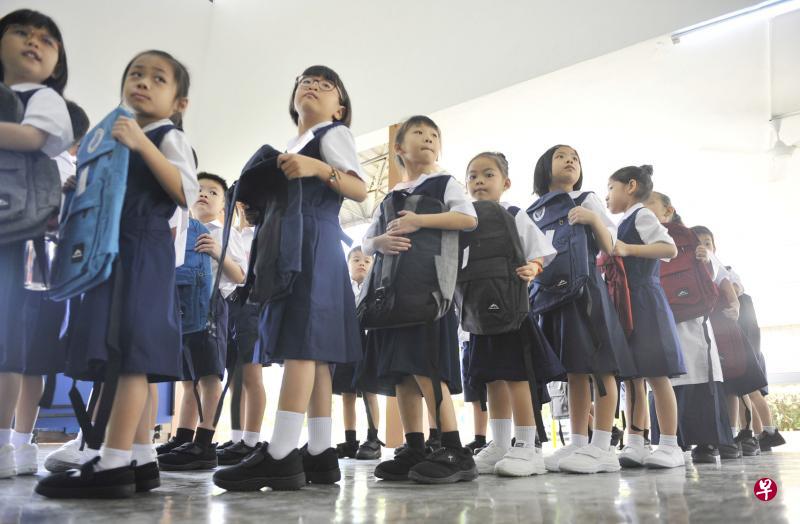 马来西亚中小学生家长对明年该让孩子穿黑色或白色鞋袜上学而伤脑筋,许多学生的鞋袜也出现“黑白配”。(光华日报) 马来西亚中小学生家长对明年该让孩子穿黑色或白色鞋袜上学而伤脑筋,许多学生的鞋袜也出现“黑白配”。(光华日报)