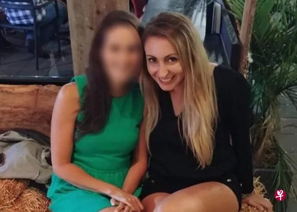 加拿大全球事务部当地时间28日透露,本月第三名在中国被捕的加拿大人莎拉·麦基弗(Sarah McIver)(右一)目前已获释,返回加拿大。(互联网) 加拿大全球事务部当地时间28日透露,本月第三名在中国被捕的加拿大人莎拉·麦基弗(Sarah McIver)(右一)目前已获释,返回加拿大。(互联网)