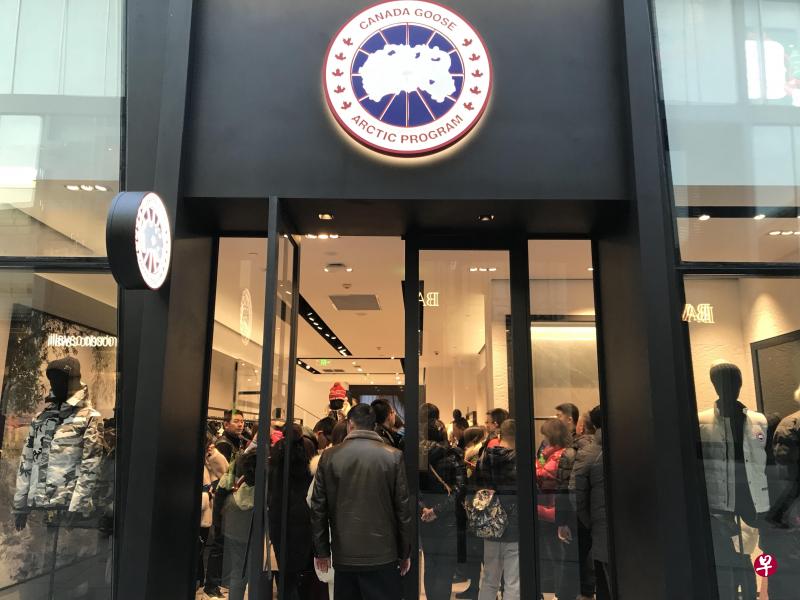位于北京三里屯太古里商圈的“加拿大鹅”昨天开业,吸引不少公众前来购物。(林展霆摄) 位于北京三里屯太古里商圈的“加拿大鹅”昨天开业,吸引不少公众前来购物。(林展霆摄)