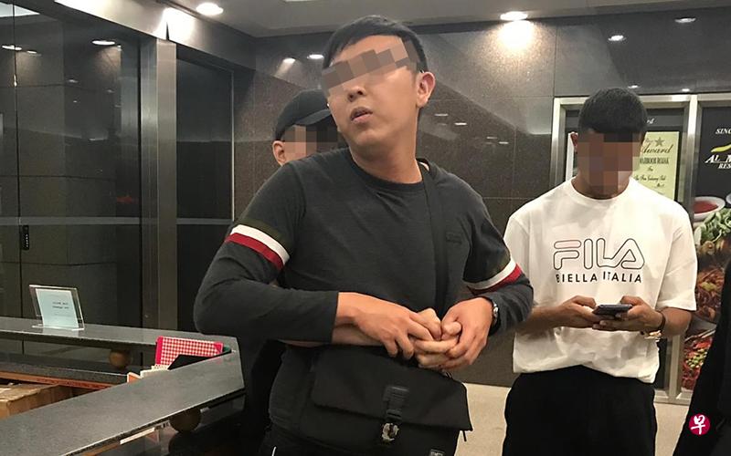 上周三(12月26日)淡滨尼办公楼厕所发生偷拍事件,男子(灰衣者)被指趁女郎如厕时用手机偷拍,被逮个正着。(档案照) 上周三(12月26日)淡滨尼办公楼厕所发生偷拍事件,男子(灰衣者)被指趁女郎如厕时用手机偷拍,被逮个正着。(档案照)
