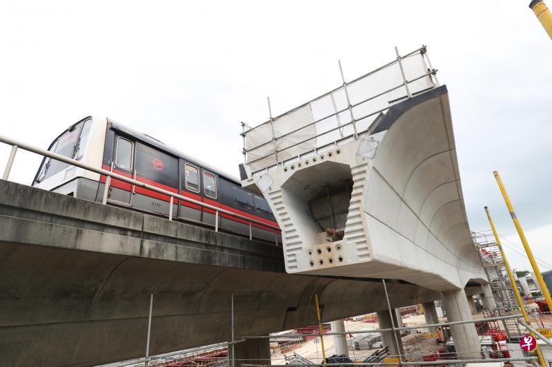 在新加坡博览中心附近建造的第一段高架桥梁就在现有列车轨道毗邻,施工时得谨慎确保不会影响列车穿行。(陈来福摄) 在新加坡博览中心附近建造的第一段高架桥梁就在现有列车轨道毗邻,施工时得谨慎确保不会影响列车穿行。(陈来福摄)