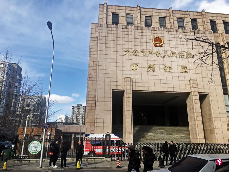 加拿大公民谢伦伯格被控走私毒品上诉案昨天在大连市中级人民法院公开审理,开庭前法庭外没有特别安保措施。(杨丹旭摄) 加拿大公民谢伦伯格被控走私毒品上诉案昨天在大连市中级人民法院公开审理,开庭前法庭外没有特别安保措施。(杨丹旭摄)