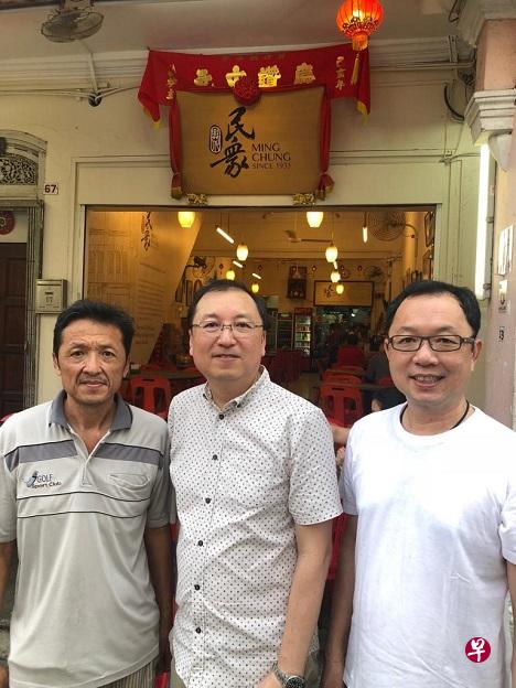 民众菜馆第三代掌舵人何金德(左一)、何金 生(左二)和何金理(左三)。(受访者提供) 民众菜馆第三代掌舵人何金德(左一)、何金 生(左二)和何金理(左三)。(受访者提供)